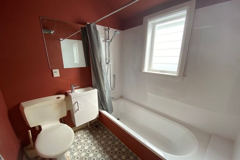 Photo of property in 18 Hawker Street, Mount Victoria, Wellington, 6011