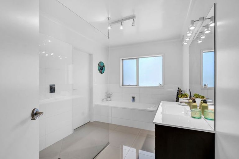 Photo of property in 82 Awanui Street, Merrilands, New Plymouth, 4312