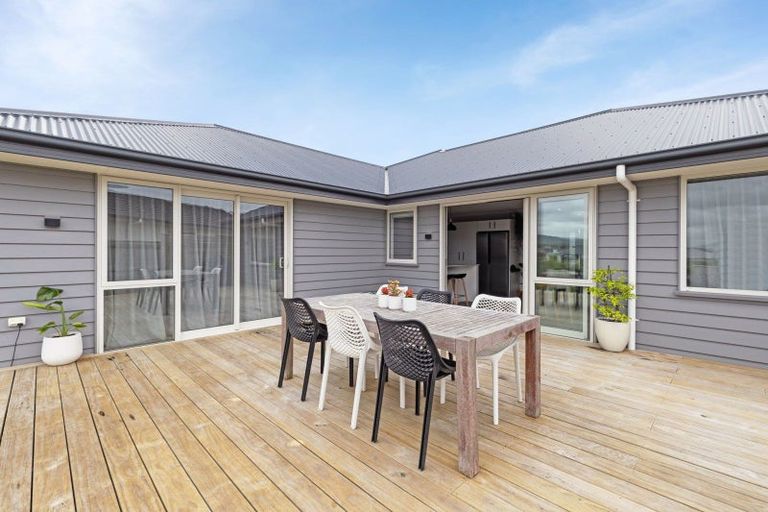 Photo of property in 1 Gibraltar Way, Fitzherbert, Palmerston North, 4410