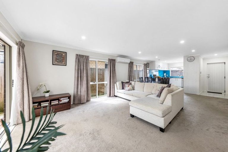 Photo of property in 16 Dolbel Place, Mangere East, Auckland, 2024
