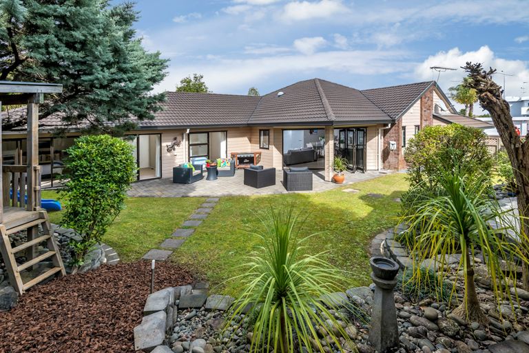 Photo of property in 11 Woodview Rise, Botany Downs, Auckland, 2010