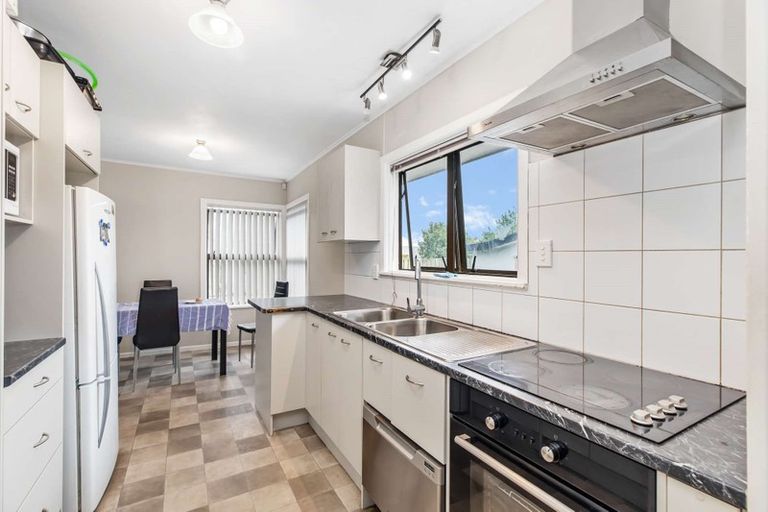 Photo of property in 29 Plumley Crescent, Mangere, Auckland, 2022