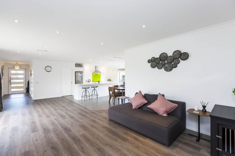 Photo of property in 6 Mount Marua Way, Timberlea, Upper Hutt, 5018