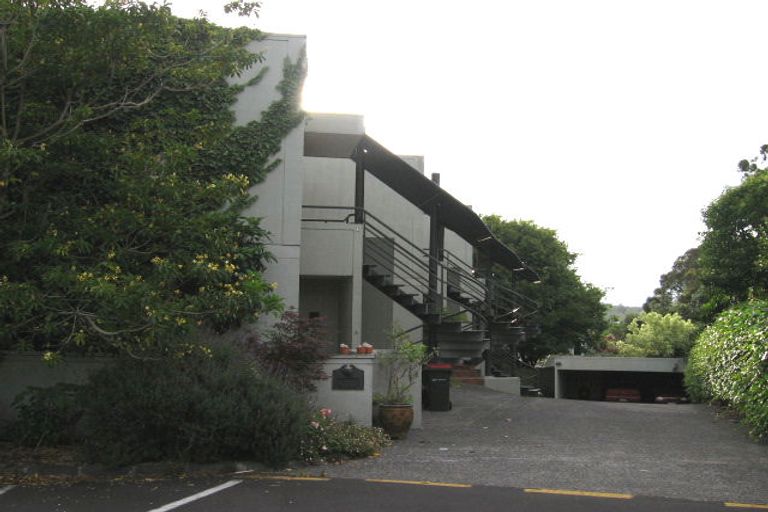 Photo of property in 8d Arotau Place, Grafton, Auckland, 1023