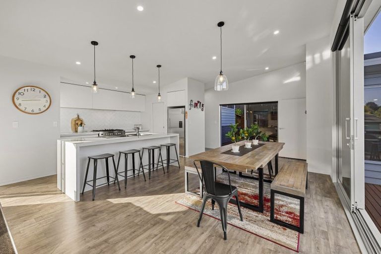 Photo of property in 24 Robertson Street, Raglan, 3225