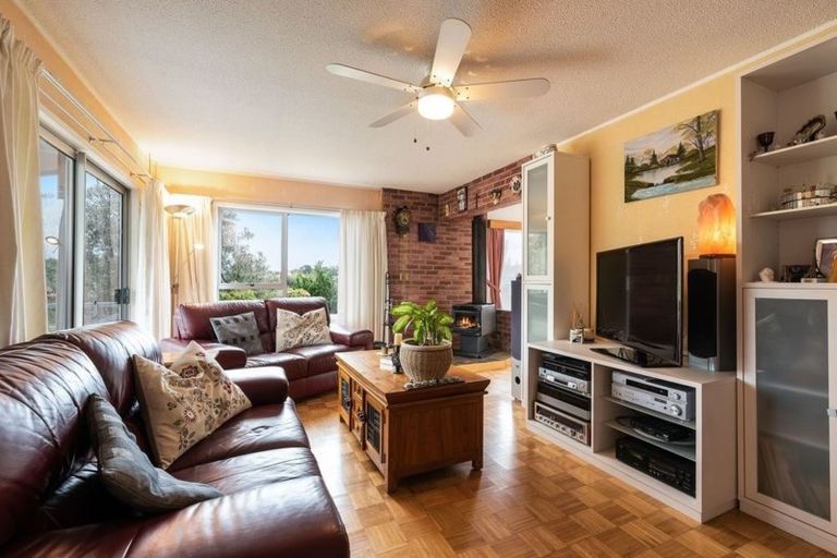 Photo of property in 90 John Downs Drive, Browns Bay, Auckland, 0630