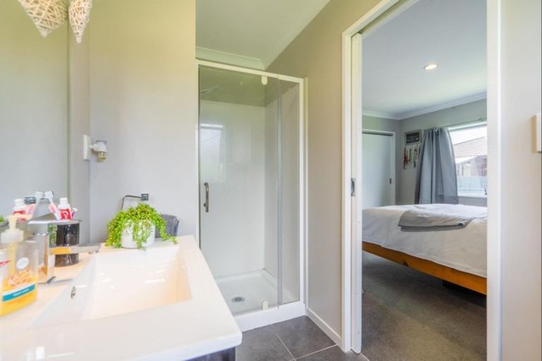 Photo of property in 50 Arawhata Road, Paraparaumu, 5032