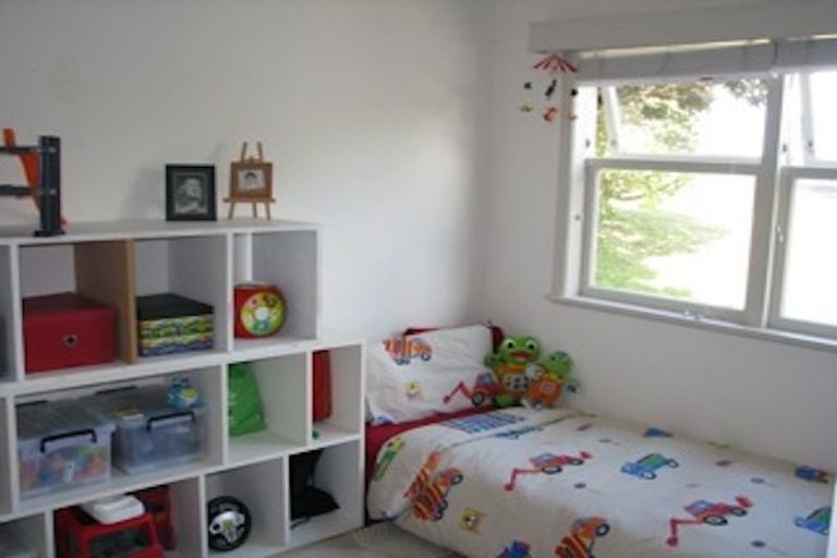 Photo of property in 1/130 Sunset Road, Unsworth Heights, Auckland, 0632