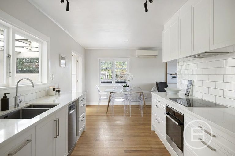 Photo of property in 1/17 Hillcrest Avenue, Hillcrest, Auckland, 0627