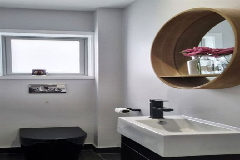 Photo of property in 2/21 Fields Parade, Oteha, Auckland, 0632