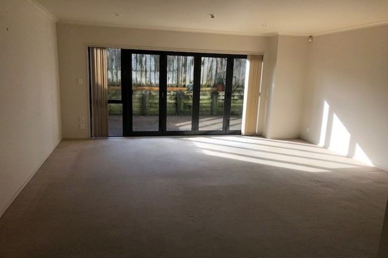 Photo of property in 3/102 Greenhithe Road, Greenhithe, Auckland, 0632