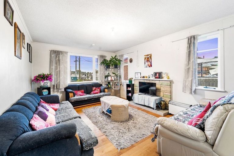 Photo of property in 17 Kuaka Place, New Lynn, Auckland, 0600