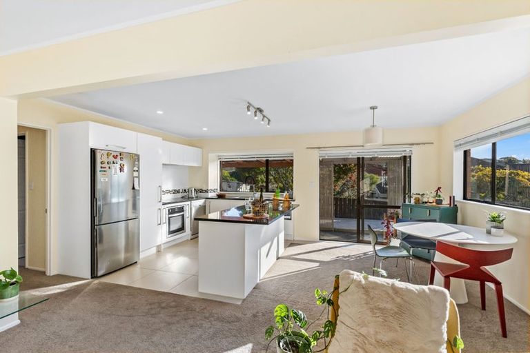 Photo of property in 2/16 Matisse Drive, West Harbour, Auckland, 0618