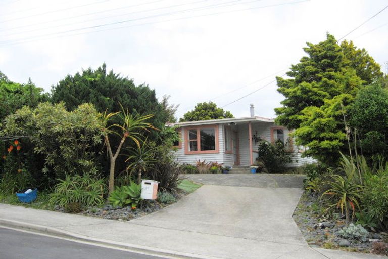 Photo of property in 17 Roberts Road, Matakatia, Whangaparaoa, 0930