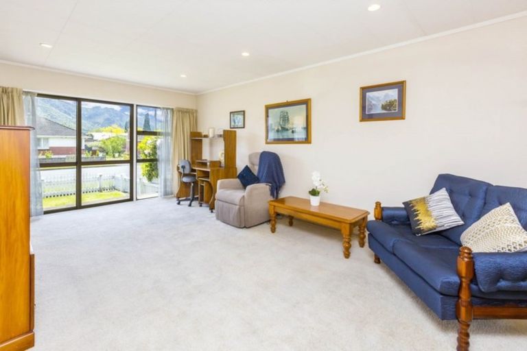 Photo of property in 2/50 Kowhai Avenue, Ebdentown, Upper Hutt, 5018