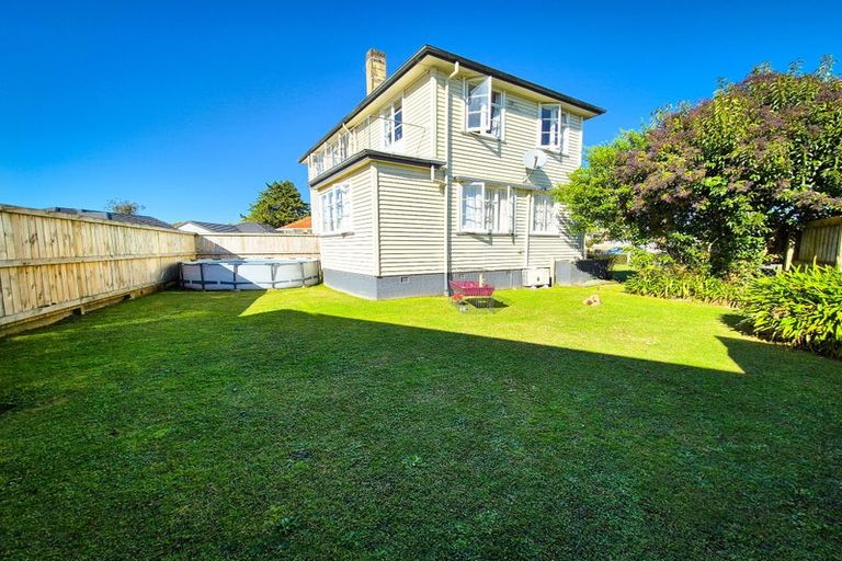 Photo of property in 35 Ross Crescent, Fairfield, Hamilton, 3214