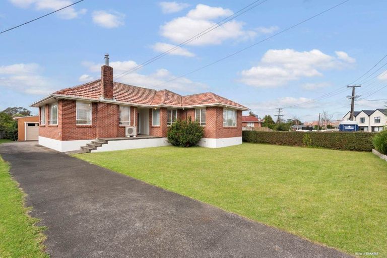 Photo of property in 49 Yeovil Road, Te Atatu Peninsula, Auckland, 0610