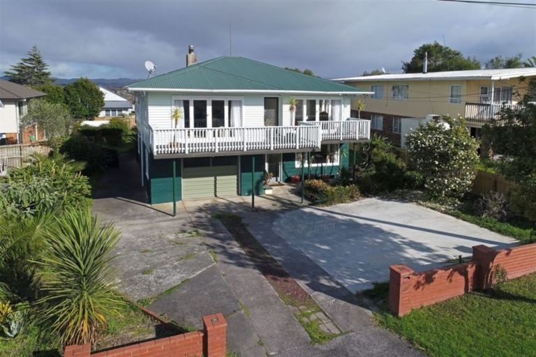 Photo of property in 72 Waimumu Road, Massey, Auckland, 0614