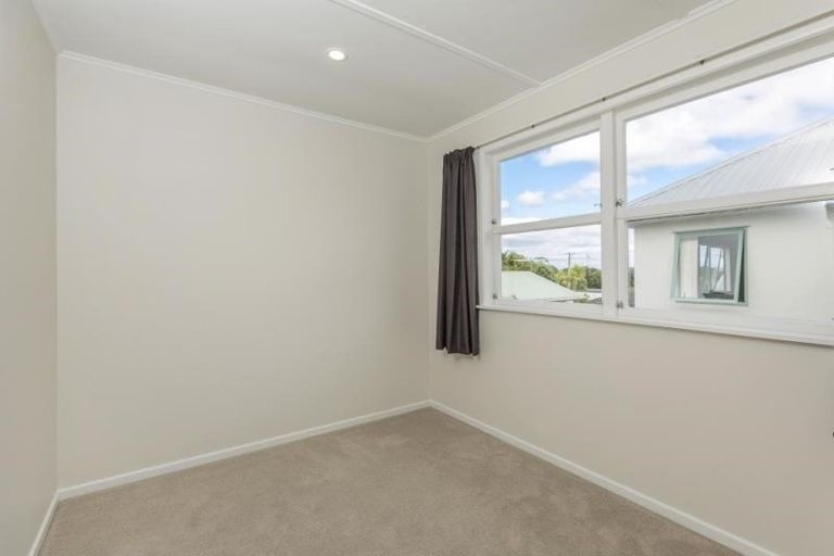 Photo of property in 1/862 East Coast Road, Northcross, Auckland, 0630