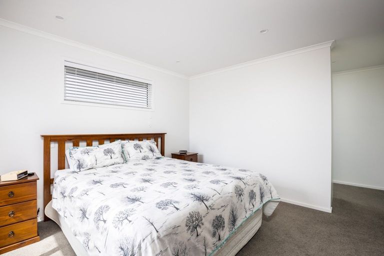 Photo of property in 1 Oakmont Crescent, Waiwhakaiho, New Plymouth, 4312