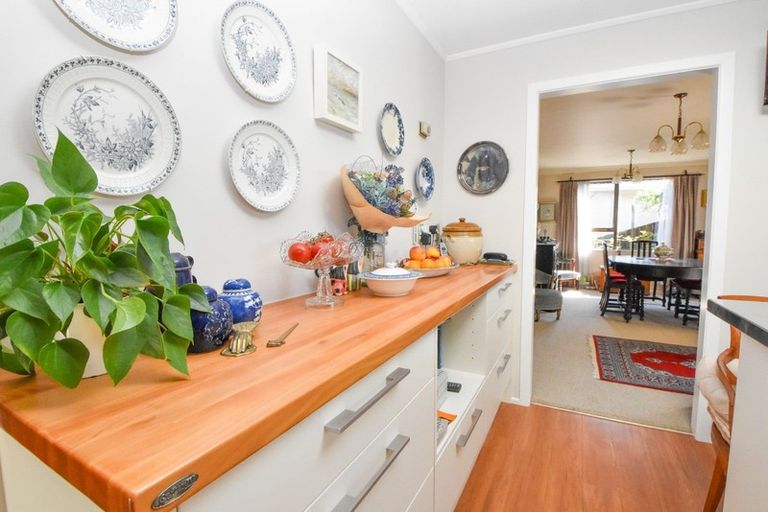 Photo of property in 6 Chisholm Place, Carterton, 5713