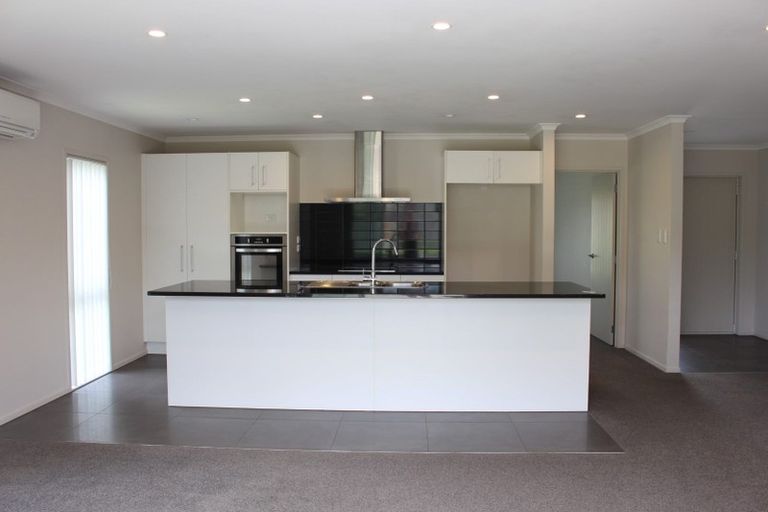 Photo of property in 2 Malbec Place, Huapai, Kumeu, 0810