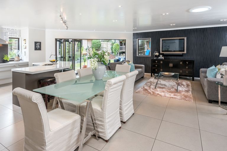 Photo of property in 11 Woodview Rise, Botany Downs, Auckland, 2010