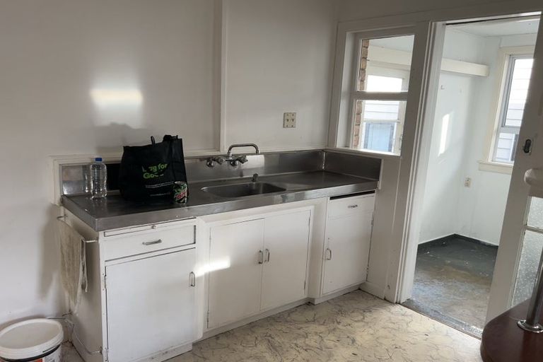 Photo of property in 174 Onewa Road, Northcote, Auckland, 0626