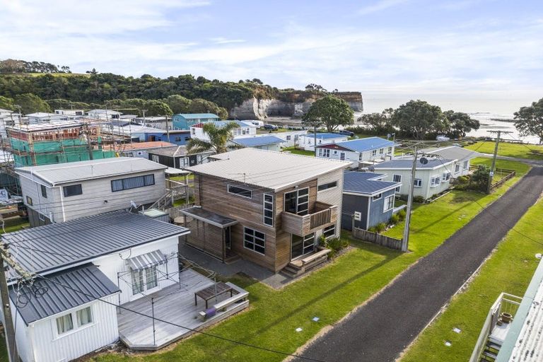 Photo of property in 68 Sixth Avenue, Urenui, 4377