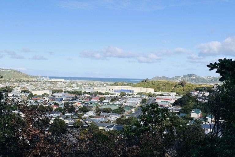 Photo of property in 10 Waiwera Crescent, Maupuia, Wellington, 6022