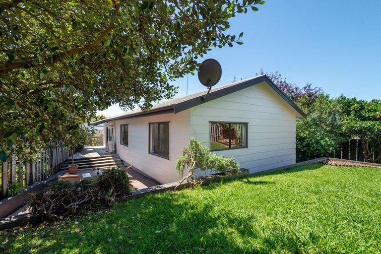 Photo of property in 1/8 Camilla Grove, Totara Vale, Auckland, 0629
