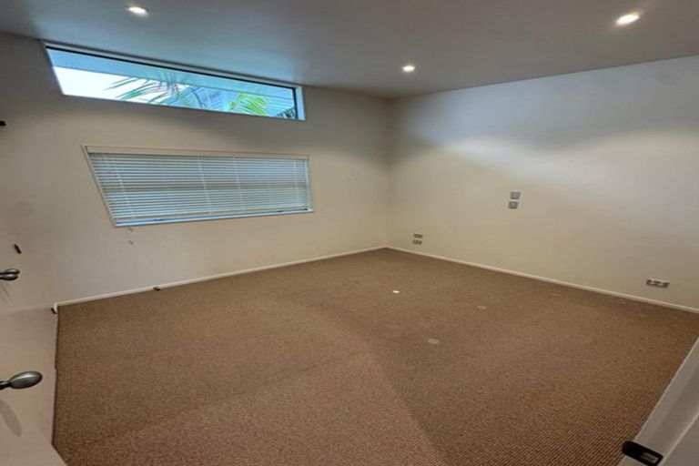Photo of property in 8a Glenfield Road, Birkenhead, Auckland, 0626
