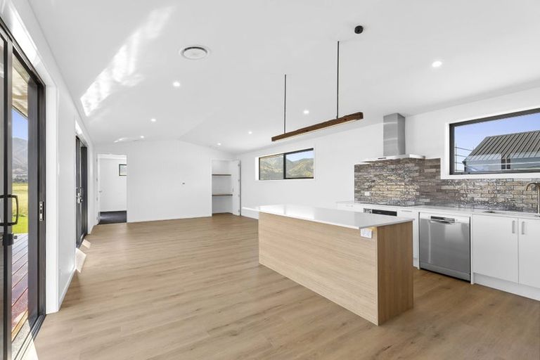 Photo of property in 37 Gillespie Street, Lake Hawea, 9382