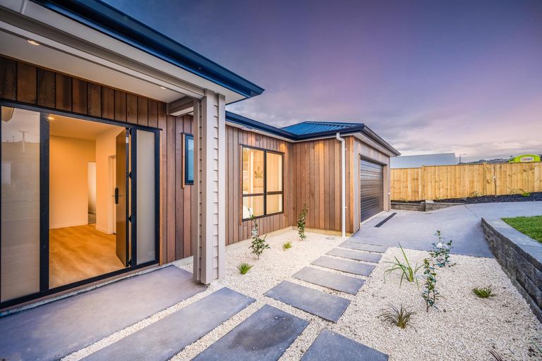 Photo of property in 7 Awa Avenue, Helensville, 0800