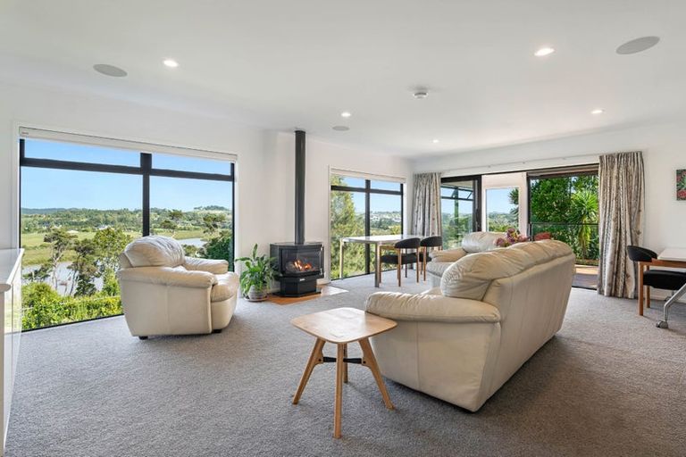 Photo of property in 143 Whangaparaoa Road, Red Beach, 0932