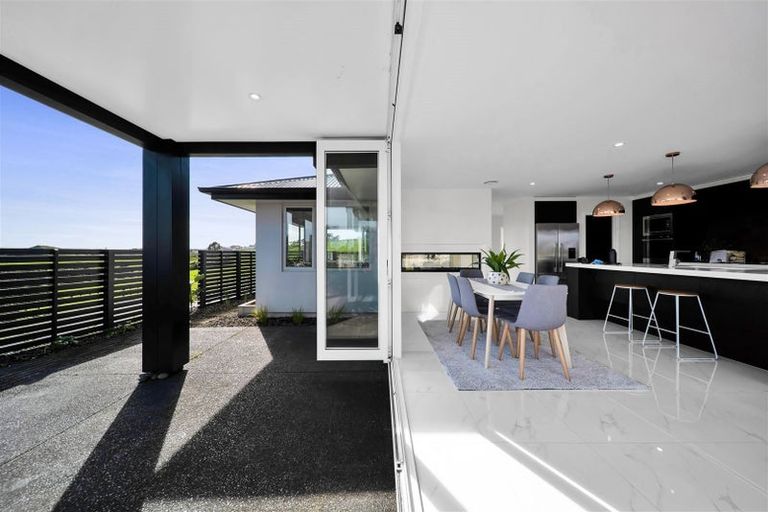 Photo of property in 4 Vardon Way, Waiwhakaiho, New Plymouth, 4312