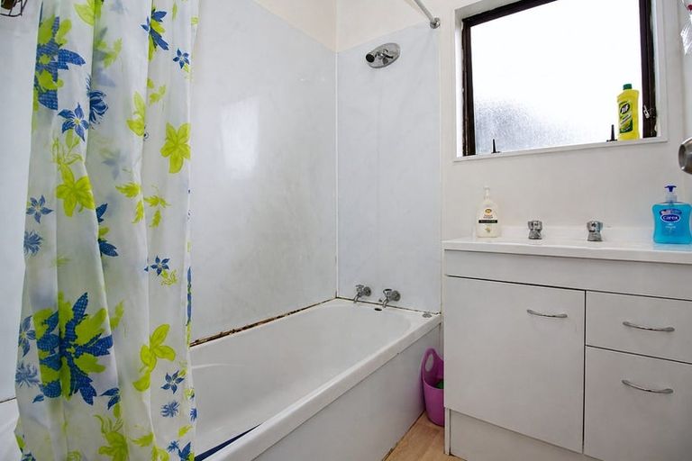 Photo of property in 2/38 Maplesden Drive, Clendon Park, Auckland, 2103