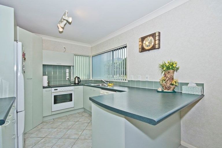 Photo of property in 15 Heversham Place, Glendene, Auckland, 0602