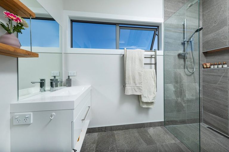 Photo of property in 15 Landsborough Lane, Wanaka, 9305