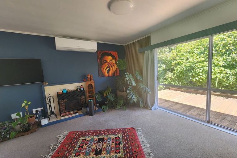 Photo of property in 92 Ruskin Road, Newlands, Wellington, 6037