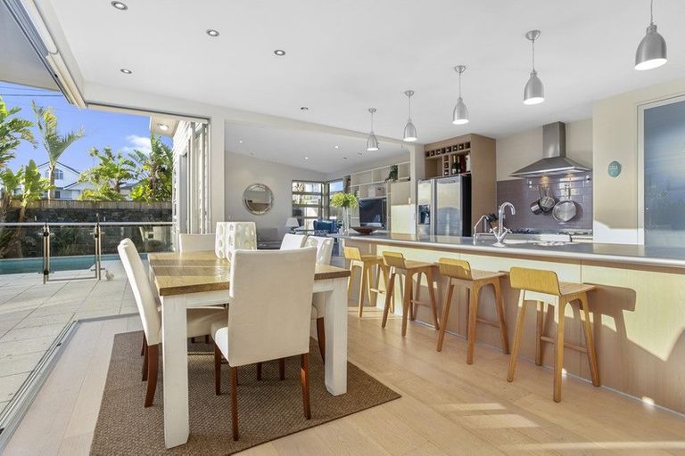 Photo of property in 7 Vaughan Crescent, Murrays Bay, Auckland, 0630