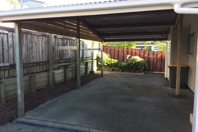 Photo of property in 2/48 Sunset Road, Unsworth Heights, Auckland, 0632