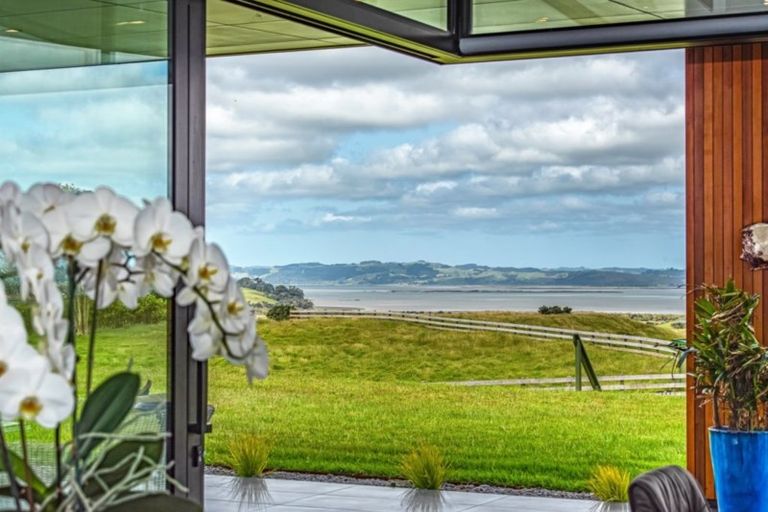 Photo of property in 14 Tuparekura Road, South Head, Helensville, 0874