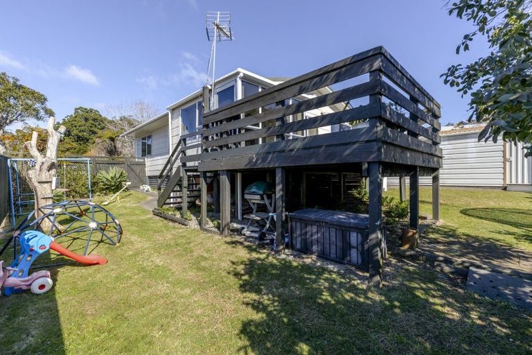 Photo of property in 35 Riversdale Drive, Merrilands, New Plymouth, 4312