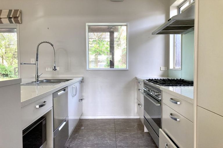 Photo of property in 16 Midhurst Avenue, Henderson, Auckland, 0612