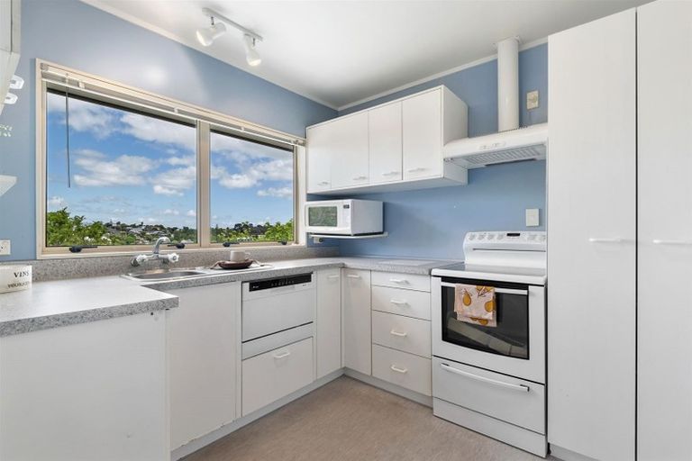 Photo of property in 2/18 Strabo Place, Windsor Park, Auckland, 0632