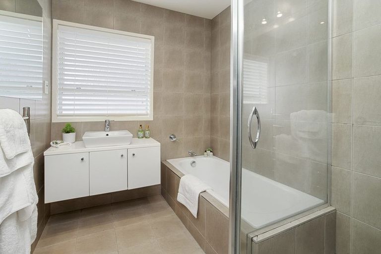 Photo of property in 6 Bodi Place, Te Atatu South, Auckland, 0610