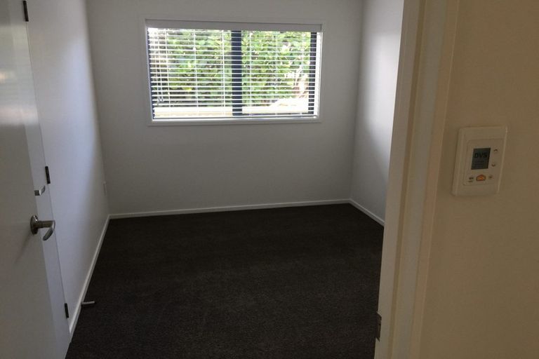 Photo of property in 2/48 Sunset Road, Unsworth Heights, Auckland, 0632