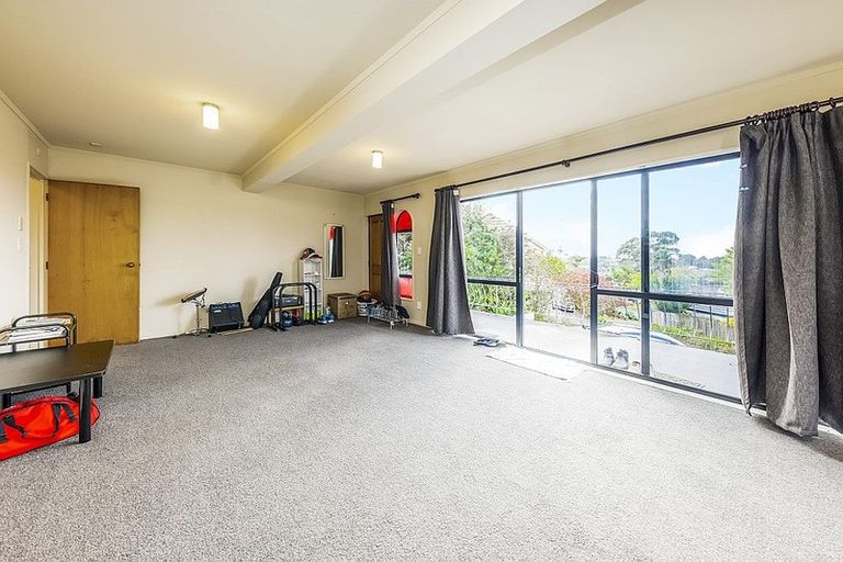 Photo of property in 28 Ronald Macken Place, Windsor Park, Auckland, 0632
