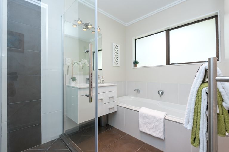 Photo of property in 11 Woodview Rise, Botany Downs, Auckland, 2010